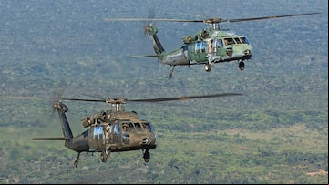 Cinco helicópteros H-60L Black Hawk em voo. Foto: Johnson Barros/Força Aérea Brasileira (FAB)