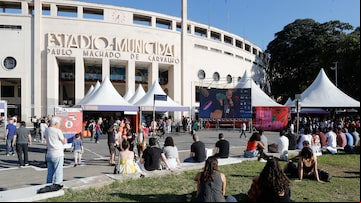 SÃO PALO 09/06/2023 CADERNO 2 FEIRA DE LIVROS AO AR LIVRE - esta acontecendo a feira de livros ao ar livre em frente ao estadio do pacaembu praça charles miller - na foto a palestrante Patricia Hill Collins - FOTO ALEX SILVA/ESTADAO. Foto: ALEX SILVA/ESTADAO