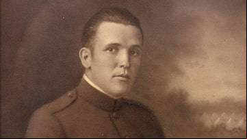 Retrato do soldado Foster Stevens em seu uniforme da Marinha que pertence ao repórter do Post Joby Warrick, sobrinho-neto de Stevens.