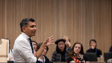 Karthik Ramanna é professor da Universidade de Oxford e está lançando o livro 'A Era da Indignação'. Foto: Oxford Blavatnik School/Divulgação